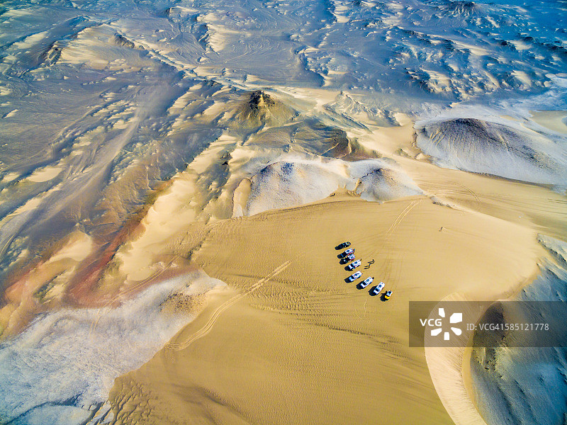 航拍越野车在戈壁沙漠露营/新疆，中国。图片素材