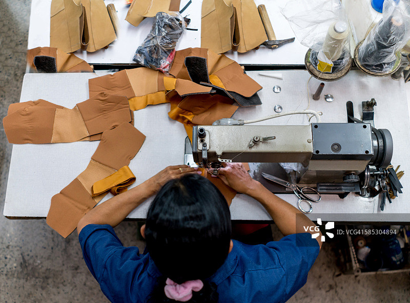 在一家制鞋工厂工作的妇女图片素材