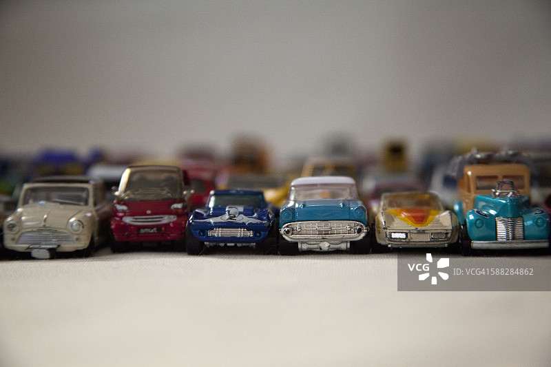 一排排的旧玩具汽车图片素材