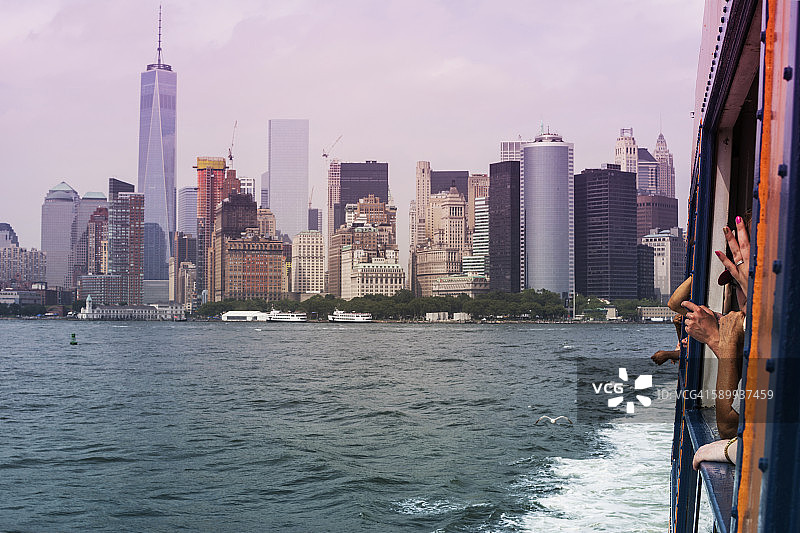 美国，纽约市，曼哈顿天际线和东河图片素材