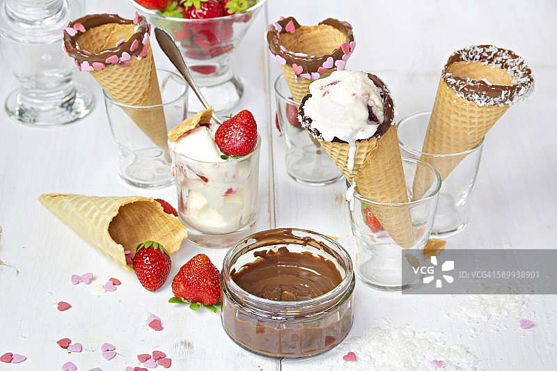 甜筒冰淇淋，用巧克力和椰子片装饰，糖心图片素材