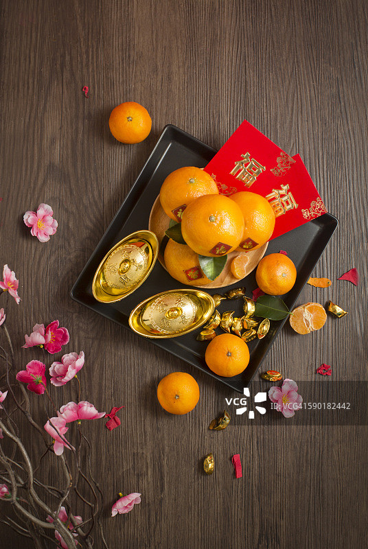 中国农历新年桌上的照片。图片素材