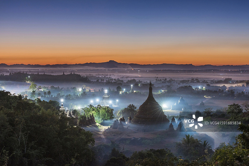 缅甸Mrauk U的Ratanabon Paya的暮色。前视图。图片素材