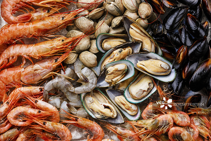 生鲜海鲜鸡尾酒近距离与贻贝，蛤蜊，红果，对虾和虾图片素材