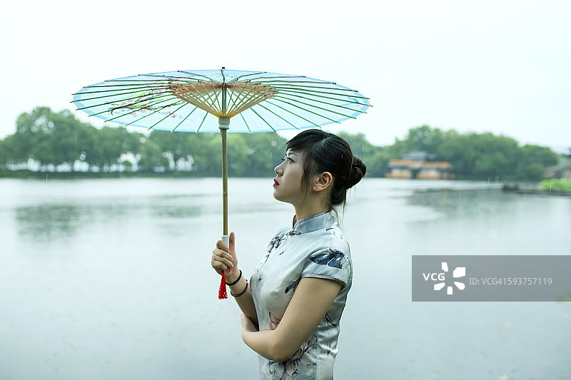 杭州西湖身着旗袍的女子图片素材