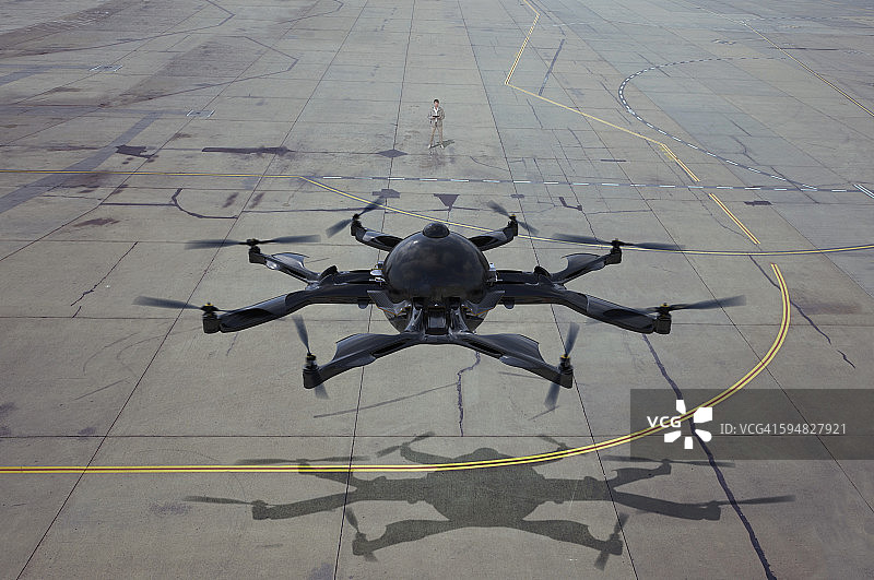 无人机飞越机场跑道图片素材