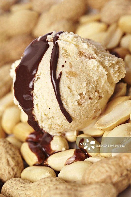 花生冰淇淋配烤花生和巧克力酱图片素材