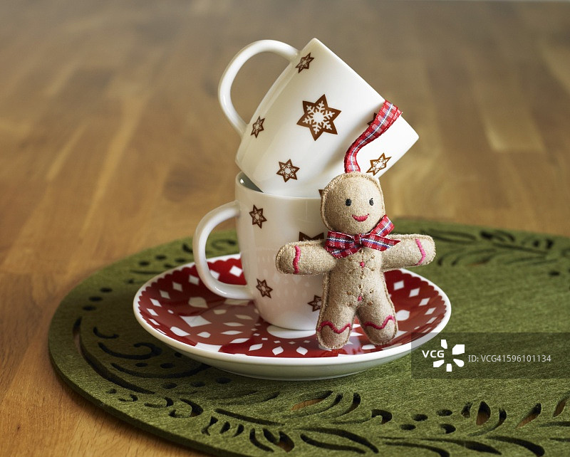 两个圣诞杯子和一个小姜饼人图片素材
