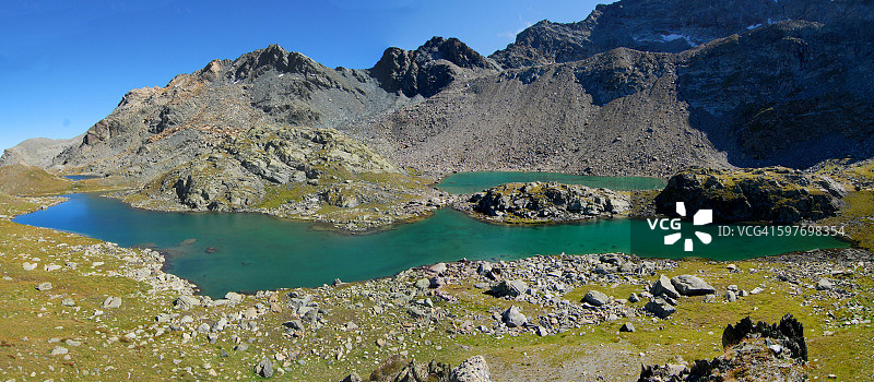 蓝绿色的高山湖泊。图片素材