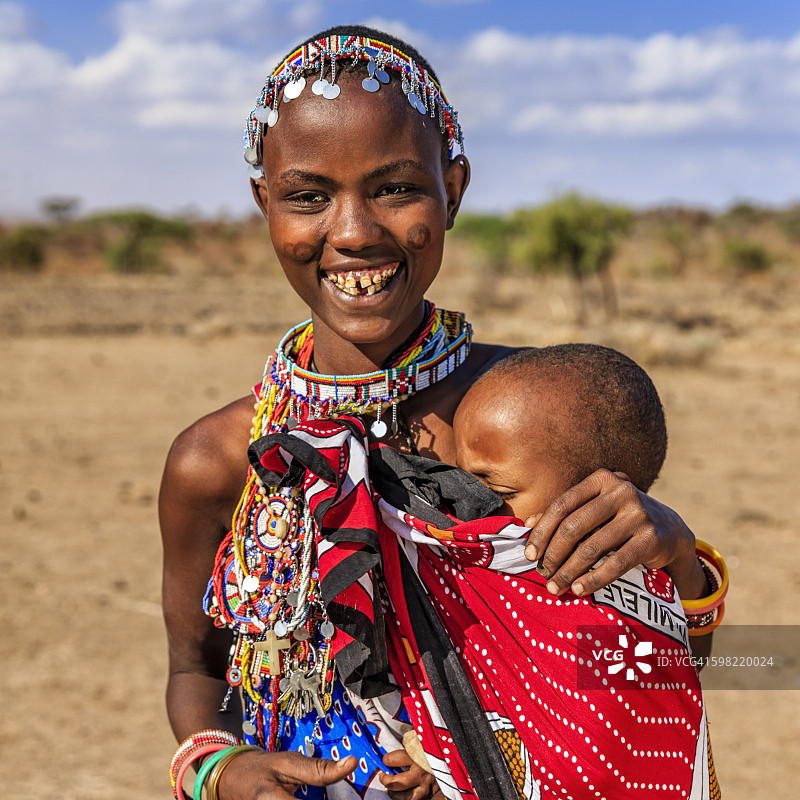 肯尼亚，东非，年轻的马赛妇女抱着她的孩子图片素材