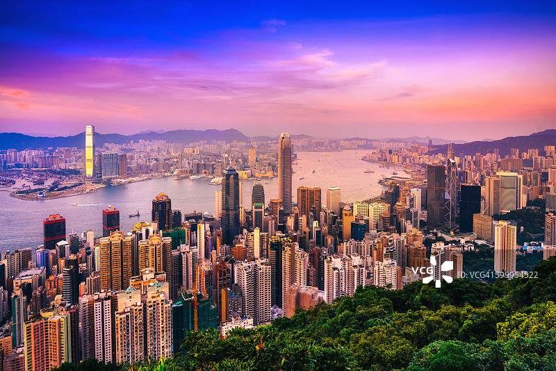 暮色中的香港天际线图片素材