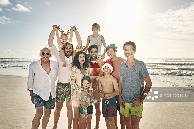 海滩上多代同堂的家庭图片素材