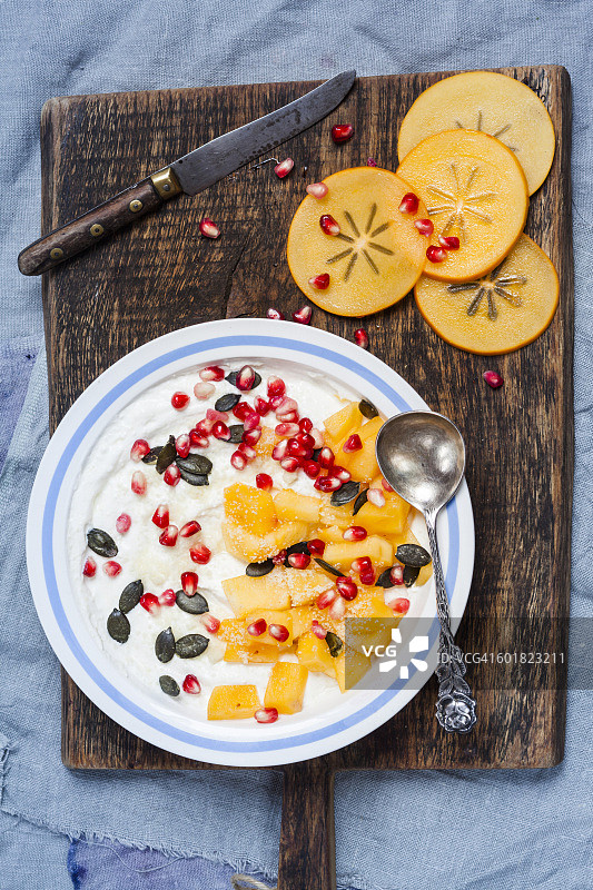一盘天然酸奶，卡其，石榴籽，杏仁和南瓜籽图片素材
