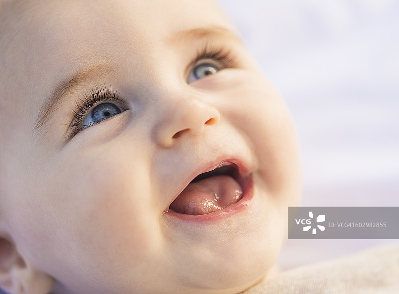 美国，缅因州，卡姆登，笑着的男婴肖像(6-11个月)图片素材