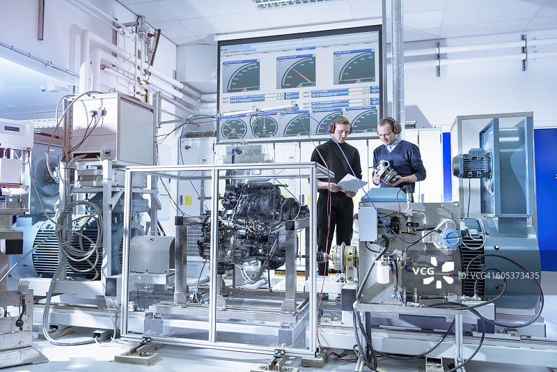 涡轮增压器汽车研究实验室的科学家图片素材