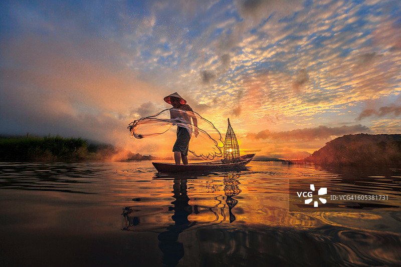 一名男子在泰国廊开省湄公河上钓鱼图片素材
