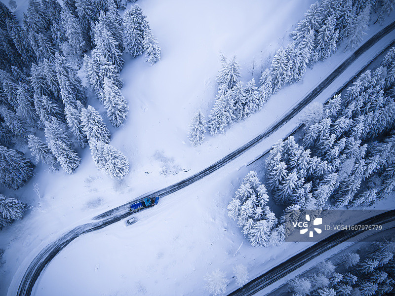德国，巴伐利亚，罗斯费尔德斯特拉斯，高山公路和冬天的扫雪机图片素材