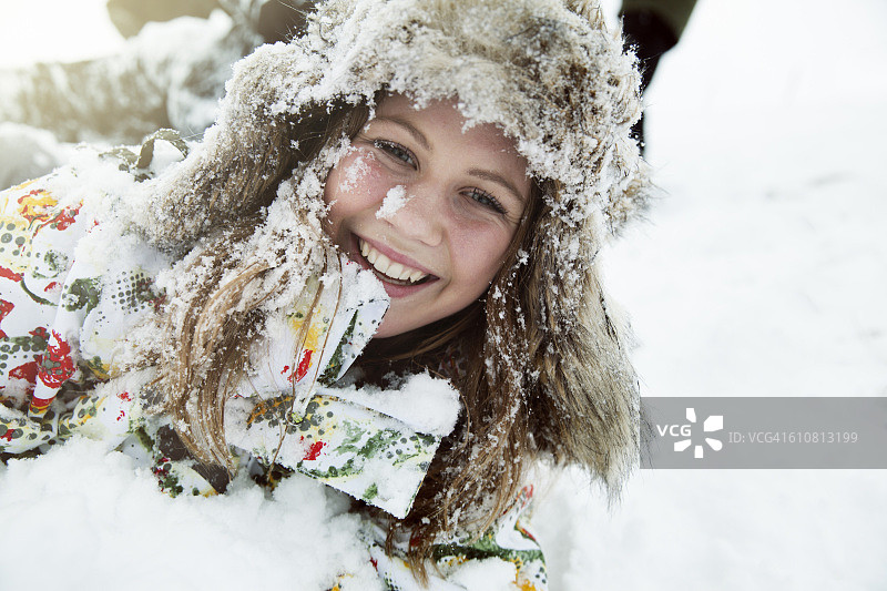 雪地里年轻女子的画像图片素材