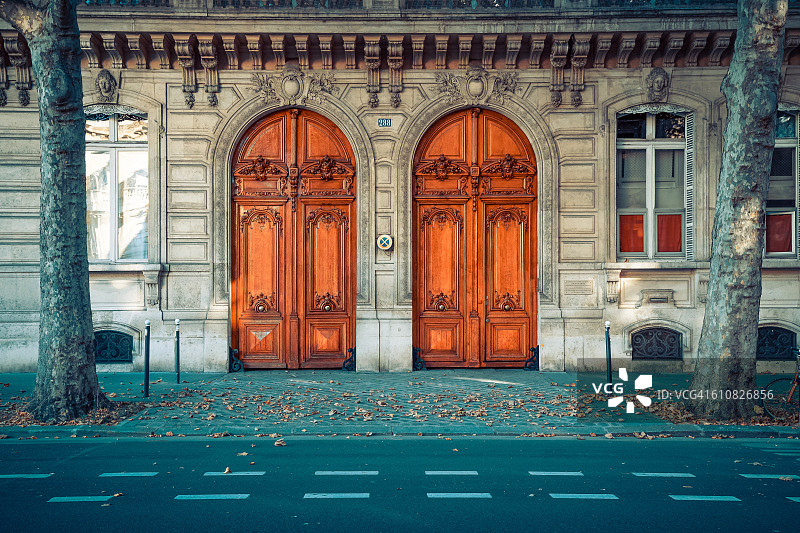 巴黎林荫大道上的传统欧洲木门图片素材