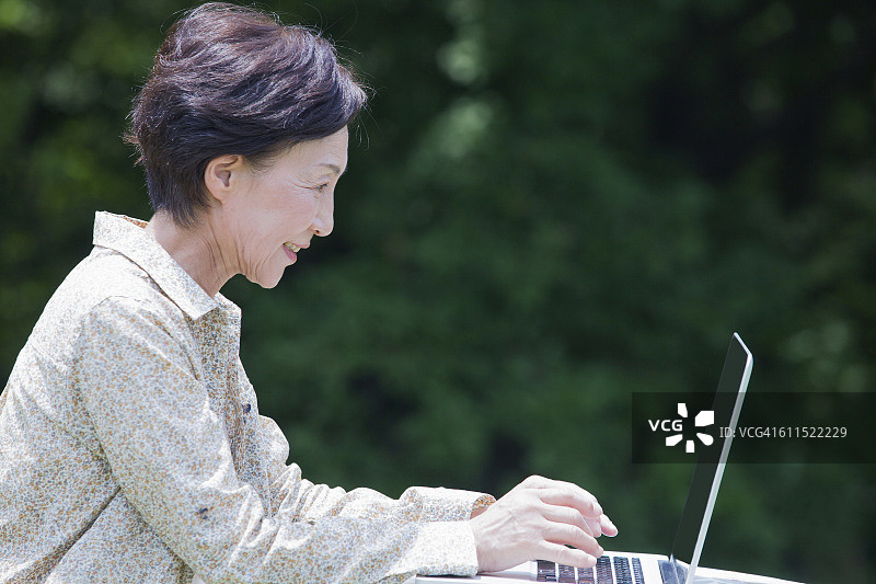 日本老人操作个人电脑图片素材