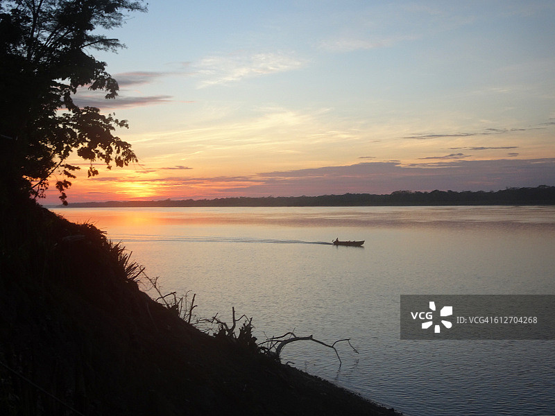 黎明时分，亚马逊河上的小船图片素材