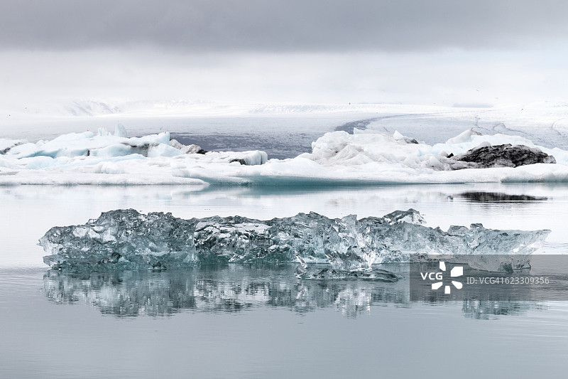 冰山漂浮在Jokulsarlon泻湖图片素材