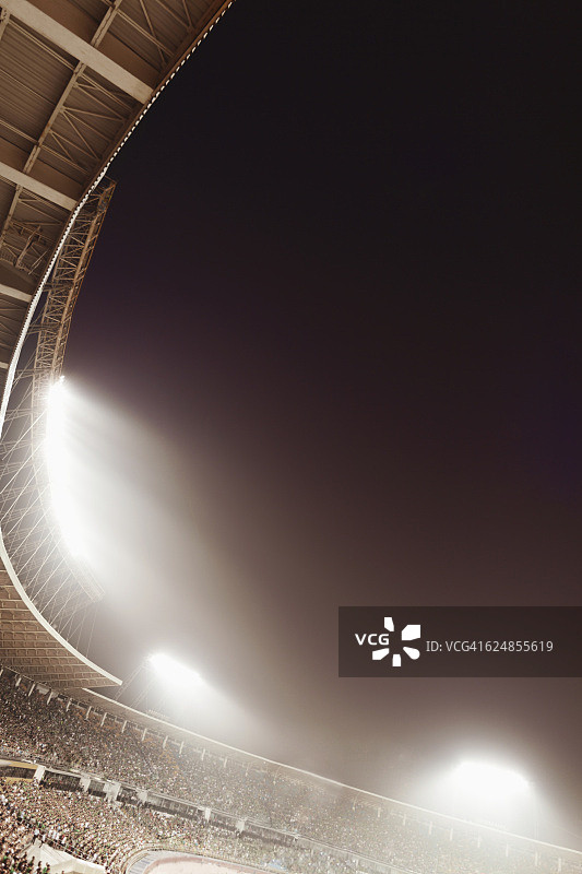 明亮的体育场灯光映衬着夜空图片素材
