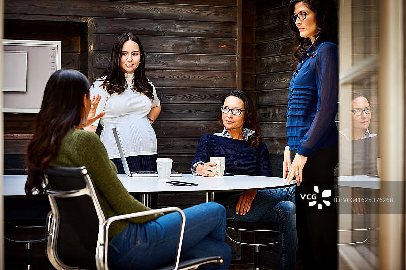 一群商界女性在会议室开会图片素材