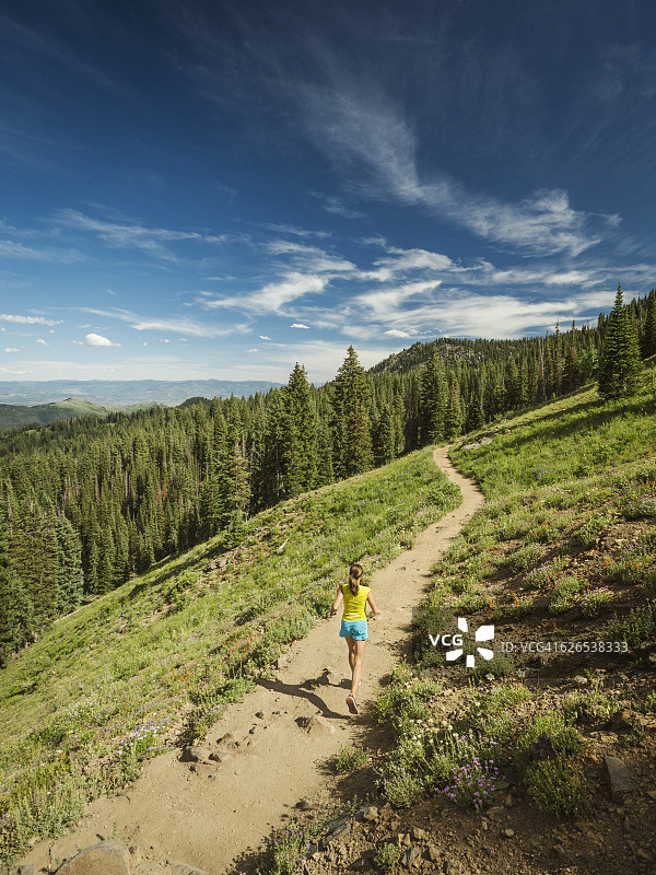美国，犹他州，盐湖城，女人在山上跑步图片素材