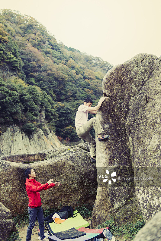 两个男人在挑战攀岩图片素材