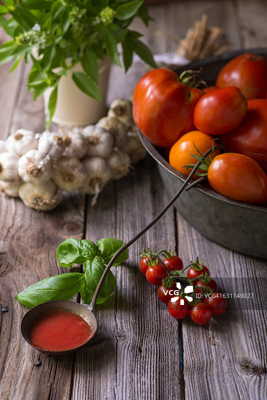 自制番茄酱和西红柿，大蒜和香草的静物画图片素材