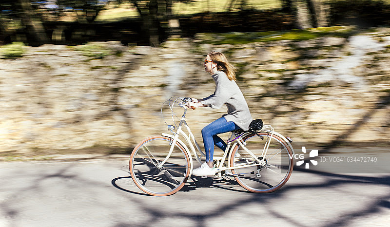 在街上骑自行车的女人图片素材