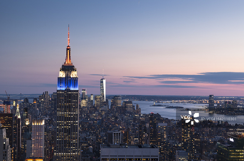 美国，纽约，曼哈顿，帝国大厦的夜晚图片素材