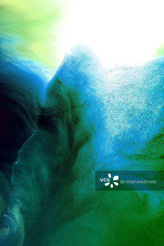 绿色和蓝色颜料在水中爆炸图片素材