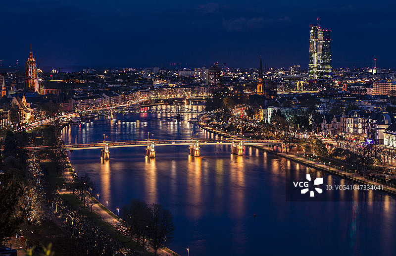 德国，法兰克福，Cityview和河在晚上图片素材