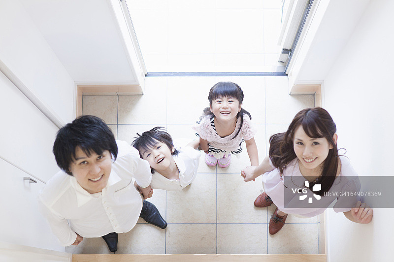 一个日本家庭站在前门图片素材