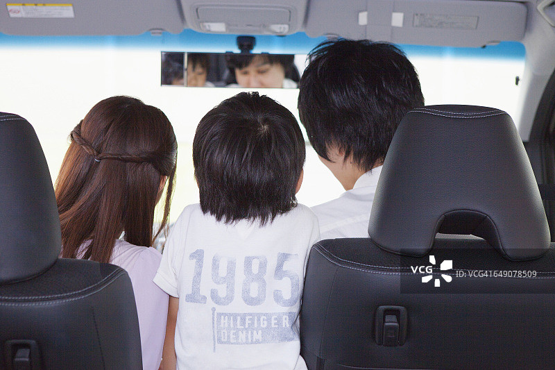 看日本家庭在车里导航图片素材