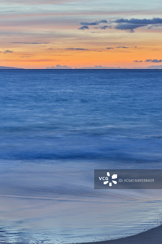 日落时分的热带毛伊海滩图片素材