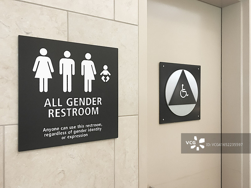 机场的多性别卫生间标志图片素材