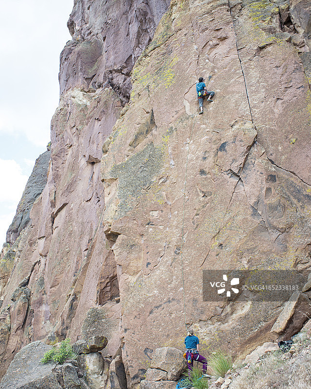 登山者攀登史密斯岩石公园的岩石表面。图片素材