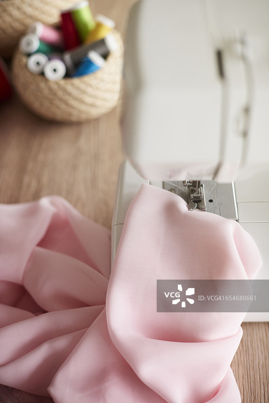 缝纫机和粉红色织物。Debica、波兰图片素材
