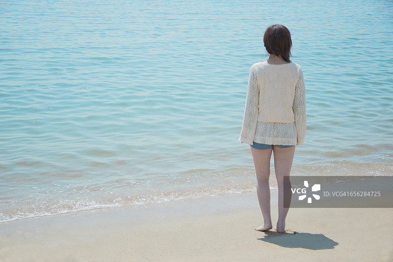 一个日本女孩在海边玩耍图片素材