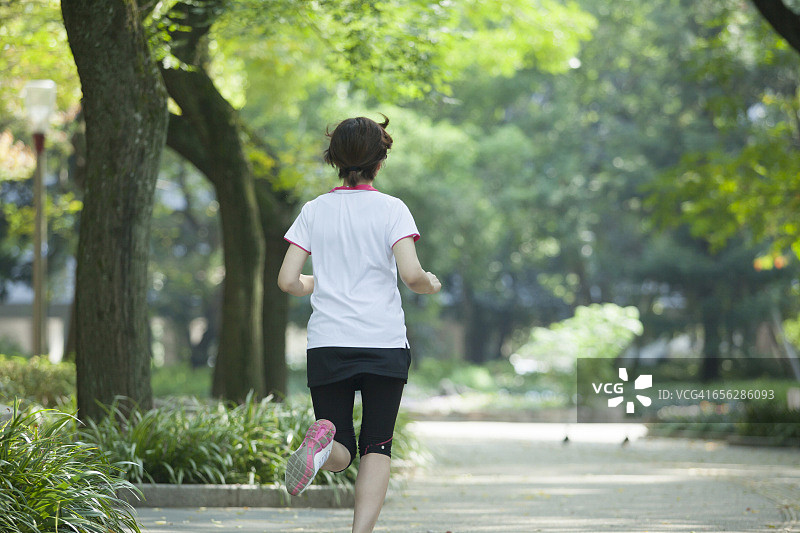 日本女人跑图片素材