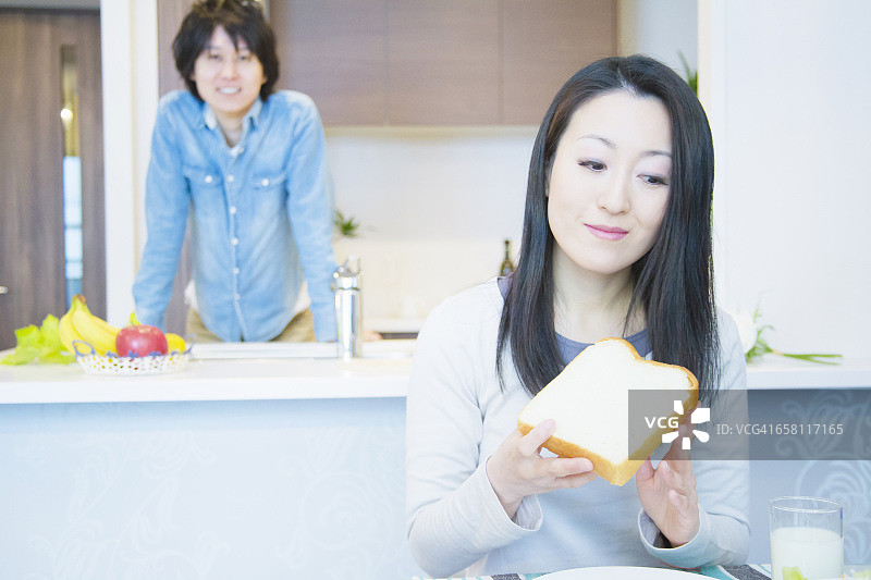 日本夫妇吃早餐图片素材