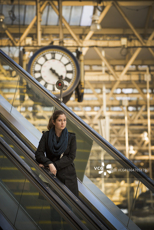 滑铁卢车站，一个年轻女子正从自动扶梯上下来图片素材
