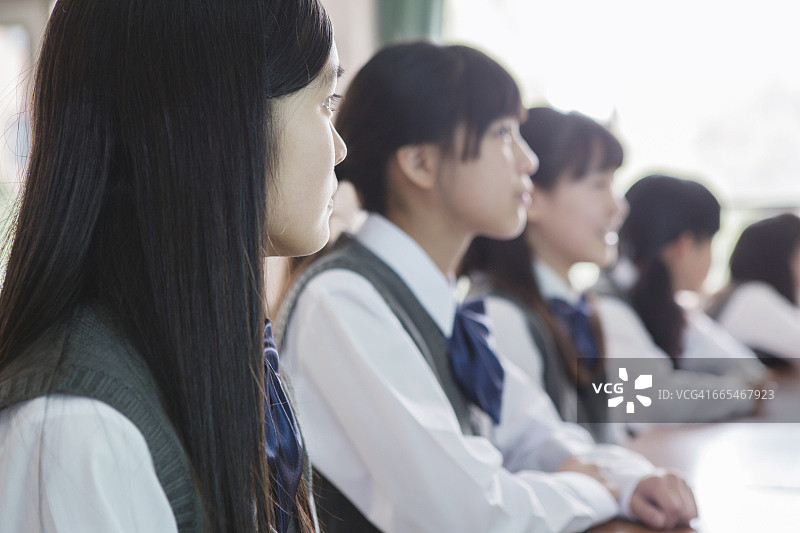 日本女学生坐在教室里图片素材