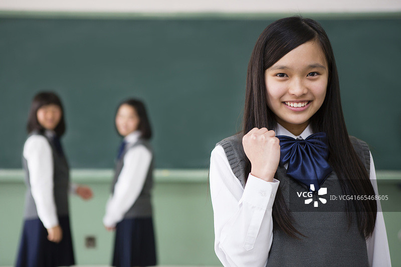 日本女学生向胜利摆姿势图片素材