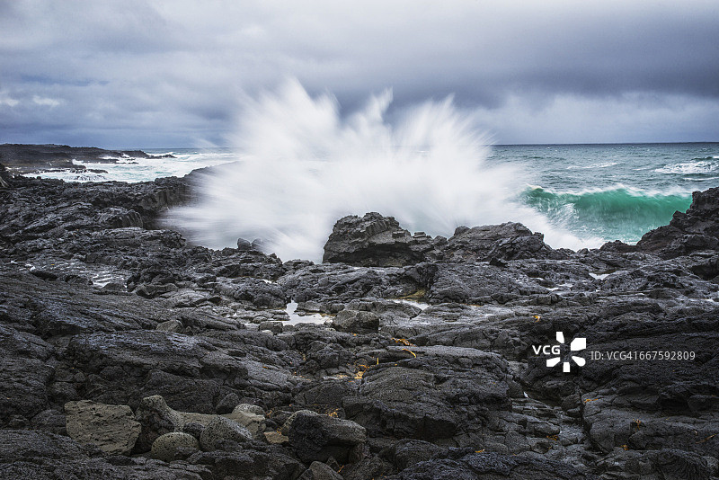 一个海浪拍打着冰岛南部海岸的岩石图片素材