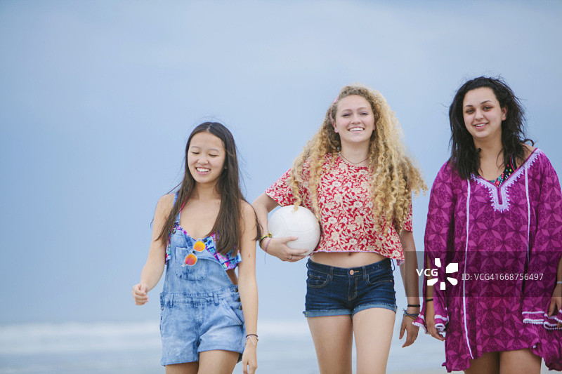 一群朋友(16-17岁)在海滩上散步图片素材
