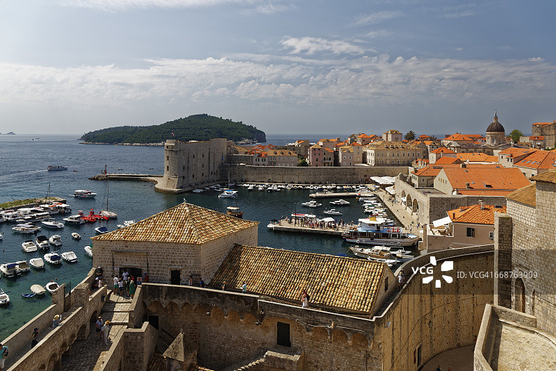 克罗地亚、杜布罗夫尼克、海港和有城墙的老城图片素材